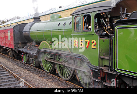 Die LNER B12 4-6-0 Dampflok 8572 in der Station auf der Bahn in Sheringham North Norfolk, Norfolk, England, Vereinigtes Königreich, Europa. Stockfoto