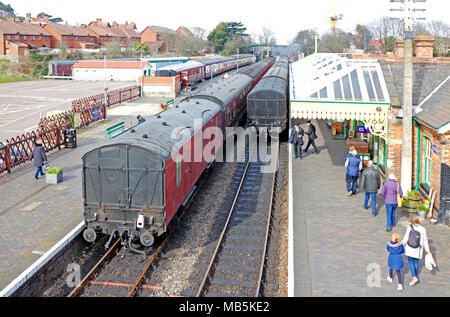 Ein Blick auf die North Norfolk Bahnhof mit betrieblichen Fahrzeuge bei Sheringham, Norfolk, England, Vereinigtes Königreich, Europa. Stockfoto