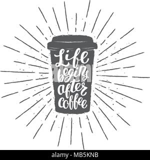 Monochrome vintage Paper Cup Silhouette mit Schriftzug Leben beginnt nach Kaffee. Coffee to go mit lustigen Zitat Vector Illustration für Getränk und Bever Stock Vektor