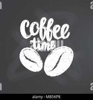 Chalk texturierten Schrift Kaffee mit Kaffeebohnen und auf dem Schwarzen Brett. Handschriftliche Angebot für trinken und trinken Menü oder Cafe Thema, Poster, T-Shir Stock Vektor