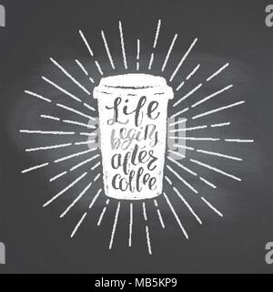 Chalk strukturiertes Papier Kaffee Tasse Silhouette mit Vintage Sonnenstrahlen und Schriftzug auf schwarzem Brett. Vektor Coffee-to-mug Abbildung für Getränk und beve gehen Stock Vektor