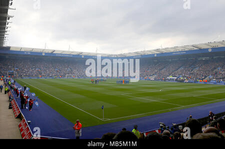 Allgemeine Ansicht der Fans auf den Tribünen während eines Ray Wilkins Tribut vor der Premier League Match für die King Power Stadion, Leicester. PRESS ASSOCIATION Foto. Bild Datum: Samstag April 7, 2018. Siehe PA-Geschichte Fußball Leicester. Photo Credit: Steven Paston/PA-Kabel. Einschränkungen: EDITORIAL NUR VERWENDEN Keine Verwendung mit nicht autorisierten Audio-, Video-, Daten-, Spielpläne, Verein/liga Logos oder "live" Dienstleistungen. On-line-in-Verwendung auf 75 Bilder beschränkt, kein Video-Emulation. Keine Verwendung in Wetten, Spiele oder einzelne Verein/Liga/player Publikationen. Stockfoto