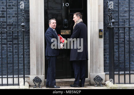 Der britische Premierminister Theresa May begrüßt seine Königliche Hoheit Mohammed Bin Salman, der Kronprinz von Saudi-arabien in Downing Street Nr.10. Kronprinz Mohammed Bin Salman ist zu Besuch in Großbritannien zum ersten Mal seit er als Kronprinz in mit Juni 2017: Jeremy Hunt - Staatssekretär für Gesundheit und soziale Fürsorge und Liam Fox-Staatssekretär für internationalen Handel und der Präsident des Board of Trade Wo: London, Großbritannien Wann: 07 Mar 2018 Credit: Dinendra Haria/WANN Stockfoto