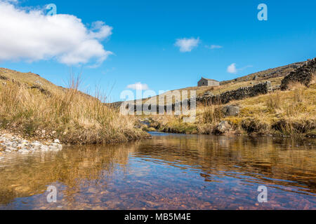 Grassington Minen gehen Sie zu Fuß die Strecke überquert den Bach in Richtung der Minen, Yorkshire Dales, Großbritannien Stockfoto
