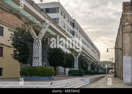 Der People Mover Bahnstrecke ist ein kleiner Zug, der verbindet Tronchetto in der Kreuzfahrt Hafen mit der Piazzale Roma Stockfoto