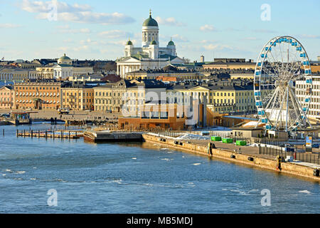 Blick vom Meer. Marktplatz, lutherischen Helsinki Dom (Tuomiokirkko), Finnair Sky Wheel (Riesenrad) Stockfoto