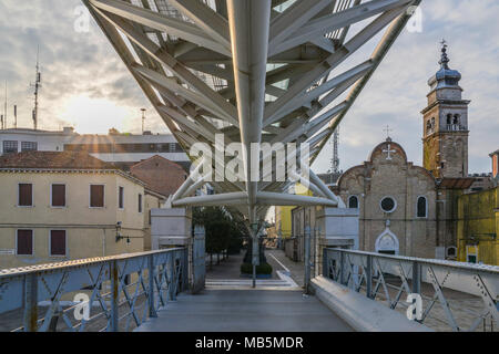 Der People Mover Bahnstrecke ist ein kleiner Zug, der verbindet Tronchetto in der Kreuzfahrt Hafen mit der Piazzale Roma Stockfoto