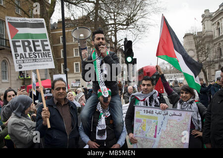 Pro-Palestinian Demonstranten Demonstration gegen die militärische Offensive im Gazastreifen durch Israel am 7. April 2018 in London, England, Vereinigtes Königreich. Demonstranten trugen Plakate und Banner zu Freies Palästina und bis zum Ende der Belagerung des Gazastreifens an der Demo: Protest für Gaza: Stoppt das Töten. Stockfoto