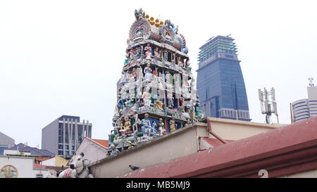 Singapur - APR 3 2015: Der Sri Mariamman Hindu Tempel in Chinatown mit Hochhaus im Hintergrund. Stockfoto