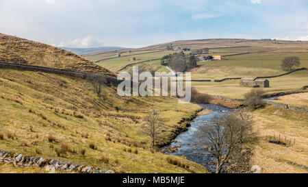 Landschaftlich schöne Aussicht im swaledale Tal von der B6270 in der Nähe von Keld, Yorkshire Dales, Großbritannien Stockfoto