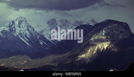 Sun schlagen Berg durch Wolken Stockfoto