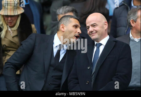 FIFA-Präsident Gianni Infantino (rechts) in der steht in der Premier League Match an der Etihad Stadium, Manchester. Stockfoto