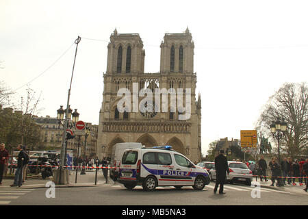 Paris, Frankreich - 03 April 2018. Die Polizei blockiert eine Strasse, die zum Notre Dame nach den Bereich aufgrund eines Security Alert am 3. April besiegelt wurde. Die Sicherheitswarnungen eine Woche nach der Erschießung des Polizisten Arnaud Beltrame in Südfrankreich. @ David Mbiyu/Alamy leben Nachrichten Stockfoto