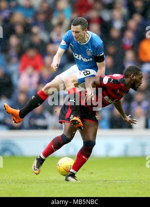 Förster' Jamie Murphy (links) und von Dundee Roarie Diakon Kampf um die Kugel während der Ladbrokes schottischen Premiership Gleiches an Ibrox Stadium, Glasgow. Stockfoto