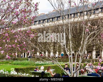 Die Menschen in den Gärten des Palais-Royal an einem sonnigen Nachmittag im April, 1. Arrondissement. Paris, Frankreich. Stockfoto