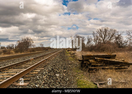 Eisenbahn Zug Titel, die bis zur Landschaft an einem sonnigen Tag mit hoher Kontrast Wolken Stockfoto