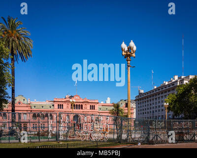 Die Nachwirkungen der nationalen Proteste auf der Plaza de Mayo, die die Casa Rosada (Präsidentenpalast) und das Monumento al General Manuel Belgrano, in Stockfoto