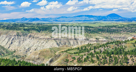 Panorama des oberen missouri bricht nationales Denkmal und entfernte bearpaw Berge nahe winifred, montana Stockfoto