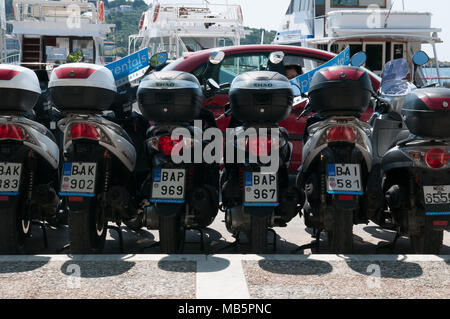 Zeile der Motorroller mieten auf der Insel Skiathos, Griechenland Stockfoto