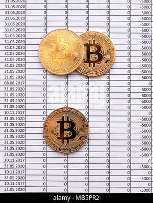 Goldmünzen Bitcoin auf weißem Hintergrund mit Zahlen. Preis Der bitcoin Konzept, Zahlen von Null Stockfoto