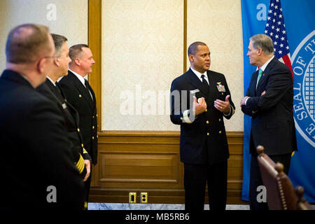 OLYMPIA, Washington (Feb. 21, 2018) - Adm. Gary Mayes, Commander, Marine Region Nordwesten, spricht mit Staat Washington Gouverneur Jay Inslee während Olympia Marine Tag. Der Besuch wurde angeordnet und durch Commander koordiniert, jährliche Marine Region Nordwesten Besuch der Capitol Campus mit befehlshabenden Offizieren und Master Chiefs vom Mieter Befehle in der gesamten Region mit Beamten des Staates eine weitere Resolution mit der US-Marine zu erfüllen. Stockfoto