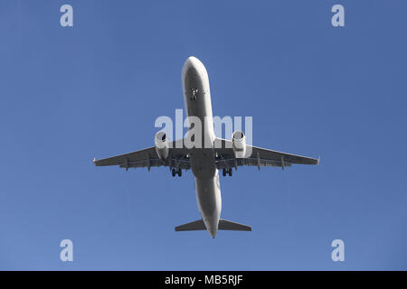 ISTANBUL, Türkei - 06 Januar, 2018: Turkish Airlines Airbus A 321-231 (KN-TQ) Landung Flughafen Istanbul Atatürk. Dein ist die Fluggesellschaft der Türkei Stockfoto