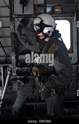 KEY WEST, Florida (Feb. 21, 2018) Naval Aircrewman (Hubschrauber) 3. Klasse Lynn Martin, Kansas City, Mo, der Hubschrauber meine Gegenmaßnahmen Squadron (HM) 14, Suche während Airborne Mine Countermeasure Ausbildung führt zugeordnet. HM-14 und HM-15, von Norfolk, Virginia, fly MH-53E Sea Drachen, und sind der einzige Hubschrauberverbänden in der Marine zu den Zerstreuten meine Gegenmaßnahmen gewidmet. Sie können in jedem Teil der Welt innerhalb von 72 Stunden. NAS-Key West ist eine state-of-the-art Facility für Luft-zu-Luft-Kampfflugzeug Luftfahrzeuge aller militärischen Dienstleistungen und bietet erstklassige pierside Unterstützung Stockfoto