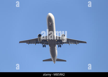 ISTANBUL, Türkei - 06 Januar, 2018: Turkish Airlines Airbus A 321-231 (CN 4706) Landung Flughafen Istanbul Atatürk. Dein ist die Fluggesellschaft der Türkei Stockfoto