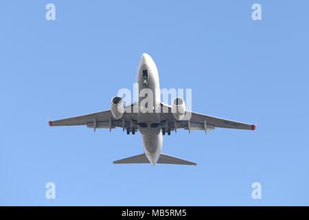 ISTANBUL, Türkei - 06 Januar, 2018: Turkish Airlines Boeing 737-752 (CN 34300) Landung Flughafen Istanbul Atatürk. Dein ist die Fluggesellschaft der Türkei Stockfoto