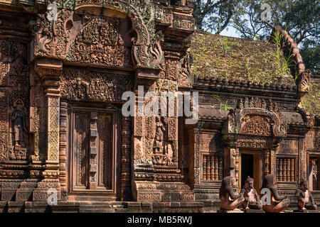 Banteay Srei, wie die 'Lady Tempel" bekannt, stammt aus dem 967 CE, und ist mit dem hinduistischen Gott Shiva geweiht, in Siem Reap (Kambodscha). Stockfoto