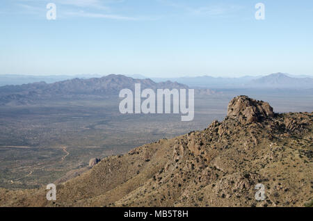 Die quinlan Berge und Sonoran Wüste als von Kitt Peak National Observatory gesehen. Kitt Peak ist ein astronomisches Observatorium in der Sonora Deser Stockfoto