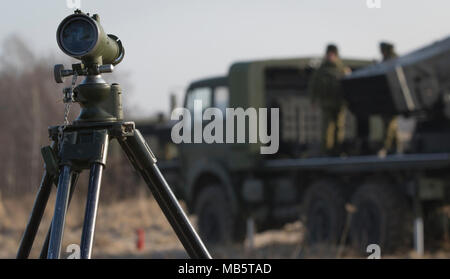 Kroatische Artillerie Soldaten auf den Vulkan batterie Umfrage ihre Ziel zugewiesen und sammeln sie koordiniert die raketenartillerie System zum Ziel, während im Kampf der Gruppe Polen übung Puma die Teilnahme an einer Reihe in der Nähe der Bemowo Piskie, Polen, Jan. 22, 2018. Diese Soldaten sind Teil der einzigartigen, multinationalen Battle Group aus USA, Großbritannien, Kroatischen und rumänischen Soldaten, die mit der polnischen 15 mechanisierte Brigade als Abschreckung Kraft im Nordosten Polens zur Unterstützung des NATO-Enhanced vorwärts Präsenz dienen. Stockfoto