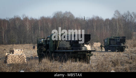 Kroatische Artillerie Soldaten auf den Vulkan Batterie ihre raketenartillerie System gesetzt, wenn eine Bereitschaft, Bohrers, während im Kampf der Gruppe Polen übung Puma die Teilnahme an einer Reihe in der Nähe der Bemowo Piskie, Polen, Feb.22, 2018 zugeordnet. Diese Soldaten sind Teil der einzigartigen, multinationalen Battle Group aus USA, Großbritannien, Kroatischen und rumänischen Soldaten, die mit der polnischen 15 mechanisierte Brigade als Abschreckung Kraft im Nordosten Polens zur Unterstützung des NATO-Enhanced vorwärts Präsenz dienen. Stockfoto