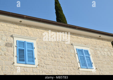 Zwei Fenster mit blauem Holz Jalousien an der Küste Haus Fassade Stockfoto