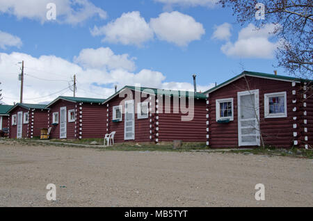 Mehrere Blockhütten sitzen in einer Reihe in den Bergen von Colorado. Stockfoto