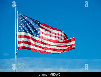 Eine sehr große amerikanische Flagge fliegen über den Wolken auf einem schönen sonnigen Nachmittag. Stockfoto