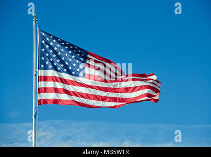 Eine sehr große amerikanische Flagge fliegen über den Wolken auf einem schönen sonnigen Nachmittag. Stockfoto