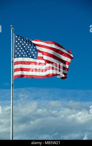 Eine sehr große amerikanische Flagge fliegen über den Wolken auf einem schönen sonnigen Nachmittag. Stockfoto