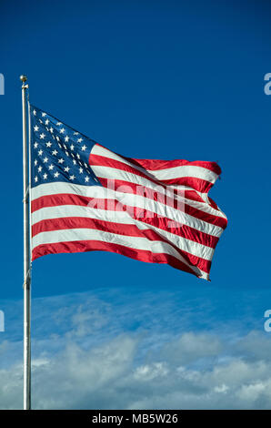 Eine sehr große amerikanische Flagge fliegen über den Wolken auf einem schönen sonnigen Nachmittag. Stockfoto