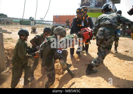 Servicemembers von Royal Thai, der Republik Korea, Malaysia, japanische Streitkräfte und Katastrophenhilfe Response Team tragen ein Mock verletzte Zivilisten als Bestandteil der humanitären Hilfe und Katastrophenhilfe Übung während der Übung Cobra Gold 2018 An der Katastrophenhilfe Training Center in der Provinz Chachoengsao, Königreich Thailand am 13.02.22., 2018. Cobra Gold 18 ist eine jährliche Übung im Königreich Thailand durchgeführt wurde von Feb.13-23 mit sieben voll teilnehmenden Nationen. Stockfoto