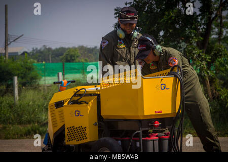 Royal Thai Air Force service Mitglieder Vorbereiten einer Royal Thai Air Force EG 275 für Weg während einer Katastrophenhilfe Rescue Übung in der Unterstützung von Cobra Gold 2018 in der Provinz Chachoengsao, Königreich Thailand, Feb 22, 2018. Bohrer wie diese bieten ein Schauplatz sowohl für die Vereinigten Staaten und Partner Nationen Interoperabilität und Erhöhung der Kapazitäten in der Planung und Abwicklung von komplexen und realistischen multinationale Truppe vorzurücken und kombinierte Task Force. CG18 ist eine jährliche Übung im Königreich Thailand durchgeführt und läuft vom 13-23 Februar mit sieben voll teilnehmenden Nationen. Stockfoto