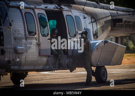 Royal Thai Air Force service Mitglieder Vorbereiten einer Royal Thai Air Force EG 275 für Weg während einer Katastrophenhilfe Rescue Übung in der Unterstützung von Cobra Gold 2018 in der Provinz Chachoengsao, Königreich Thailand, Feb 22, 2018. Bohrer wie diese bieten ein Schauplatz sowohl für die Vereinigten Staaten und Partner Nationen Interoperabilität und Erhöhung der Kapazitäten in der Planung und Abwicklung von komplexen und realistischen multinationale Truppe vorzurücken und kombinierte Task Force. CG18 ist eine jährliche Übung im Königreich Thailand durchgeführt und läuft vom 13-23 Februar mit sieben voll teilnehmenden Nationen. Stockfoto