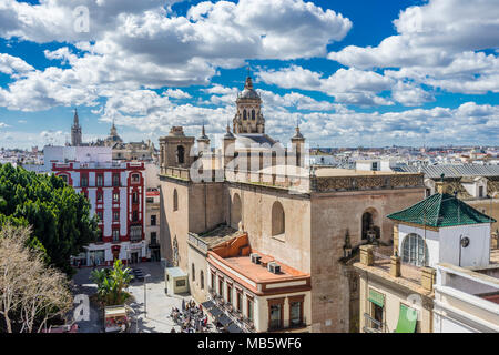 Stadtbild mit Blick auf die Iglesia de La Anunciación (Verkündigung Kirche) und die Kathedrale von Sevilla Giralda Glockenturm, März 2018, Sevilla, Stockfoto