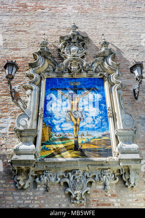 Keramische Fliesen, die Jesus Christus am Kreuz außerhalb der Verkündigungskirche (Iglesia de la Anunciacion) in der spanischen Stadt Sevilla, Spanien Stockfoto