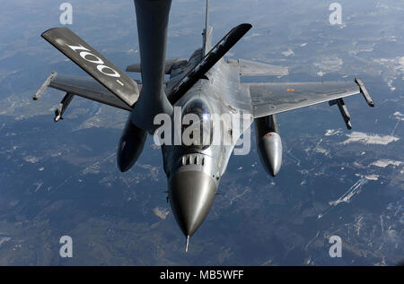 Eine belgische Luft Komponente F-16 fliegen hinter einem US Air Force KC-135 Stratotanker aus der 100 Luftbetankung Flügel, RAF Mildenhall, England, bevor der Kraftstoff über Deutschland, Jan. 23, 2018. Die Luftbetankung war Teil einer großen Kraft Übung mit den NATO-Verbündeten einschließlich der belgischen, niederländischen, deutschen und französischen Luftstreitkräfte. Stockfoto