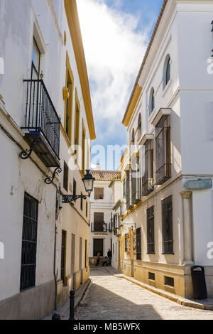 Schmale Straße mit typischen weißen Gebäude an der Plaza Alfaro im Viertel Santa Cruz von der spanischen Stadt Sevilla 2018, Andalusien, Spanien Stockfoto