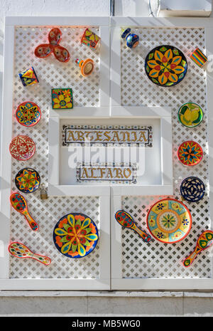 Bunte handbemalten Geschirr außerhalb Artesanía Alfaro Shop im alten Viertel der spanischen Stadt Sevilla, Andalusien, Spanien Stockfoto