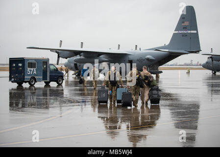 Mitglieder der 123 Airlift Wing Vorstand der C-130 Hercules Flugzeuge am Kentucky Air National Guard Base in Louisville, Ky., Feb.23, 2018, vor der Bereitstellung an den Persischen Golf. Die Flieger werden vier Monate fliegende Truppen und Fracht in der gesamten US Central Command der Verantwortung, die auch im Irak, in Afghanistan und im nördlichen Afrika verbringen. Stockfoto