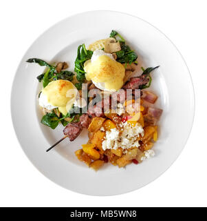 Pochierte Eier in Sauce Hollandaise, auch Eier Benedikt, mit einem Rindfleisch Spieß, Pilze, Kürbis, und zerbröckelten Käse, isoliert auf weißem backgrou Stockfoto