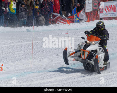 Quebec, Kanada 4/7/2018 Snowmobile Drag Race bergauf auf den Pisten von Val Saint-Come Skigebiet statt Stockfoto